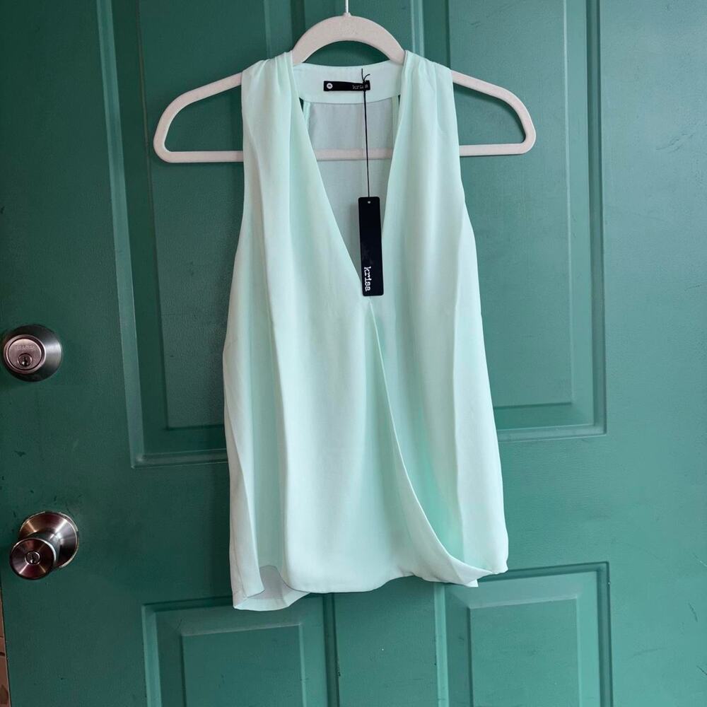 New krisa medium light green sleeveless blouse